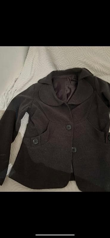 kom sa etiketom: Elegantni ženski sako/kaputić u tamno sivoj boji. - Kroj: strukiran at lalafo.rs — 1 kom sa etiketom: Elegantni ženski sako/kaputić u tamno sivoj boji. - Kroj: strukiran — 1