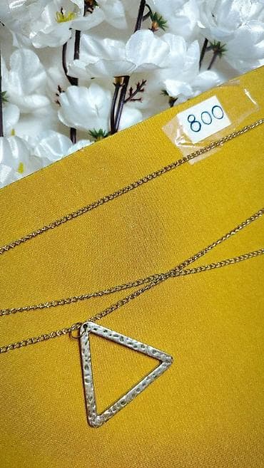 Minimalištička ogrlica sa trouglastim priveskom - Materijal: metal u na lalafo.rs — 2 Minimalištička ogrlica sa trouglastim priveskom - Materijal: metal u — 2