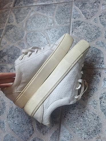 Ugg original kozne patike, naznacena velicina 38, vise odgovaraju za at lalafo.rs — 7 Ugg original kozne patike, naznacena velicina 38, vise odgovaraju za — 7