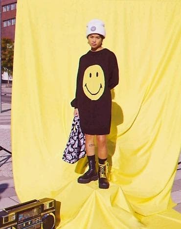 kom sa etiketom: Oversize džemper/haljina sa velikim “smiley” motivom - Boja: crna at lalafo.rs — 1 kom sa etiketom: Oversize džemper/haljina sa velikim “smiley” motivom - Boja: crna — 1