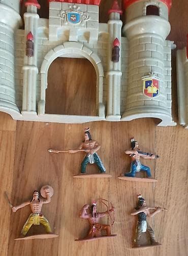 Figurice za decu: Zamak sa ekipom za igru. gusar, indijanac. zamak i indijanci. gusari na lalafo.rs — 3 Figurice za decu: Zamak sa ekipom za igru. gusar, indijanac. zamak i indijanci. gusari — 3