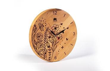Ovaj okrugli drveni zidni sat ističe se prelepom floralnom gravurom na lalafo.rs — 2 Ovaj okrugli drveni zidni sat ističe se prelepom floralnom gravurom — 2
