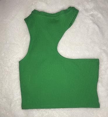 Zeleni rebrasti crop top sa asimetričnim izrezom – CROPP - Model na lalafo.rs — 4 Zeleni rebrasti crop top sa asimetričnim izrezom – CROPP - Model — 4