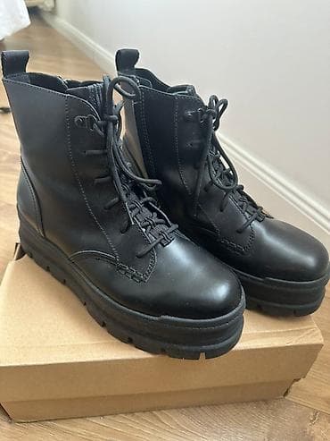 UGG ženske kožne čizme
Br. 41
Nosene 2 puta na lalafo.rs — 5 UGG ženske kožne čizme
Br. 41
Nosene 2 puta — 5