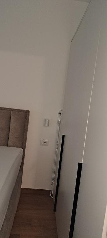 Ugradni TV panel sa dekorativnim lamelama + tapacirani francuski ležaj na lalafo.rs — 9 Ugradni TV panel sa dekorativnim lamelama + tapacirani francuski ležaj — 9