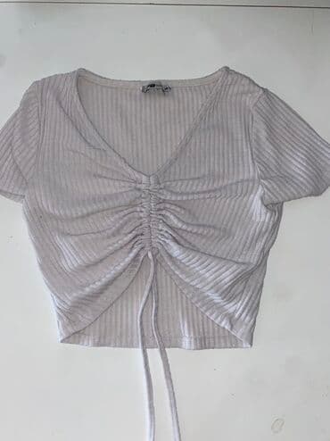 Ženska crop majica sa kratkim rukavima i V-izrezom. Rebrasti (rib) na lalafo.rs Ženska crop majica sa kratkim rukavima i V-izrezom. Rebrasti (rib)