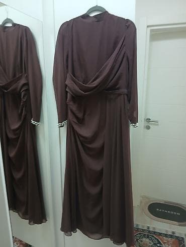 Elegantna duga haljina sa dugim rukavima u čokoladno braon boji. - na lalafo.rs Elegantna duga haljina sa dugim rukavima u čokoladno braon boji. -