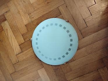 Plafonjera. Precnik stakla oko 29,5 cm. Malo je okr,nuta iznutra,vidi at lalafo.rs Plafonjera. Precnik stakla oko 29,5 cm. Malo je okr,nuta iznutra,vidi