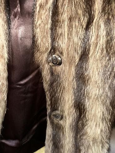 Jackets, Coats, Vests: Prodajem bundu od pravog krzna rakuna. Veličina 38 at lalafo.rs — 4 Jackets, Coats, Vests: Prodajem bundu od pravog krzna rakuna. Veličina 38 — 4