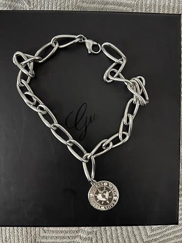 Srebrnasta ogrlica sa krupnim lancem i priveskom Guess - Materijal na lalafo.rs — 1 Srebrnasta ogrlica sa krupnim lancem i priveskom Guess - Materijal — 1