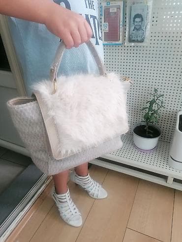 Ženska torba sa preklopom od veštačkog krzna u bež boji. Torba ima dve at lalafo.rs — 1 Ženska torba sa preklopom od veštačkog krzna u bež boji. Torba ima dve — 1