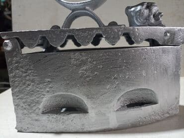 Vinyl records: Stara pegla na žar etno eksponat at lalafo.rs — 2 Vinyl records: Stara pegla na žar etno eksponat — 2