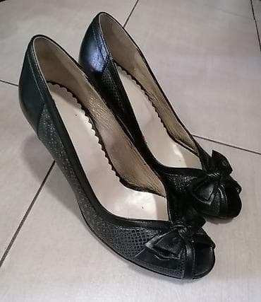 Elegantne crne salonke sa otvorenom prstima i ukrasnom mašnom at lalafo.rs — 1 Elegantne crne salonke sa otvorenom prstima i ukrasnom mašnom — 1