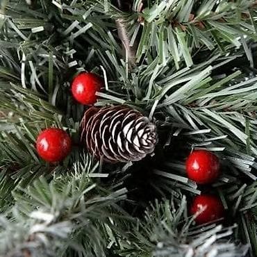 Novogodišnja jelka sa šišarkama i crvenim bobicama predstavlja savršen na lalafo.rs — 5 Novogodišnja jelka sa šišarkama i crvenim bobicama predstavlja savršen — 5