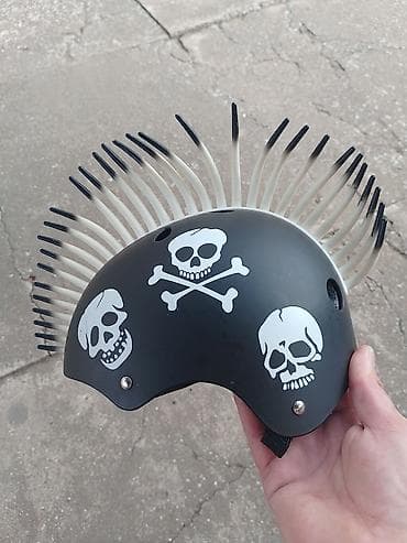 Kaciga za bicikl/rolere sa “irokes” mohawk ukrasom i motivima lobanja na lalafo.rs Kaciga za bicikl/rolere sa “irokes” mohawk ukrasom i motivima lobanja