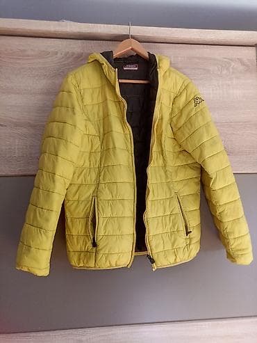 Žuta muška zimска jakna sa kapuljačom. - Brend: Kappa (logo na na lalafo.rs — 1 Žuta muška zimска jakna sa kapuljačom. - Brend: Kappa (logo na — 1