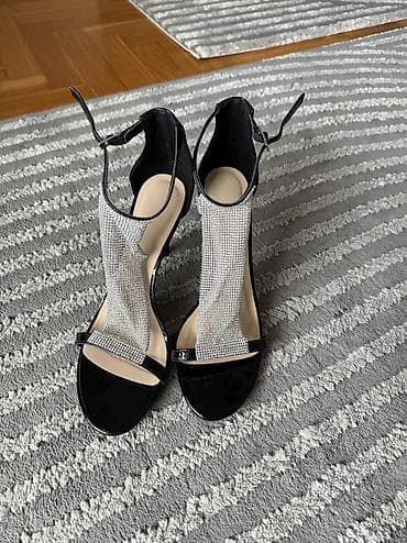 Stikle sa kristalima koji reflektuju prelep odsjaj. Lakovane. Dostupne na lalafo.rs — 1 Stikle sa kristalima koji reflektuju prelep odsjaj. Lakovane. Dostupne — 1