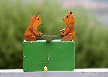 Medvedi seku drvo stara mehanička drvena igračka. Stara drvena igračka na lalafo.rs Medvedi seku drvo stara mehanička drvena igračka. Stara drvena igračka