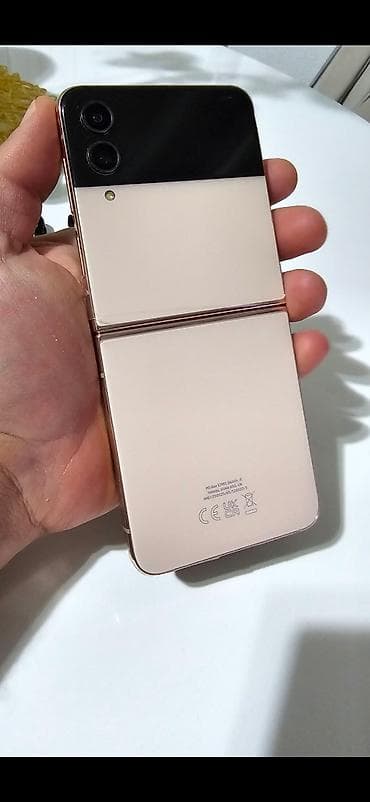 Samsung Galaxy Z Flip (serija Z Flip 4/5) – preklopni pametni telefon na lalafo.rs — 1 Samsung Galaxy Z Flip (serija Z Flip 4/5) – preklopni pametni telefon — 1