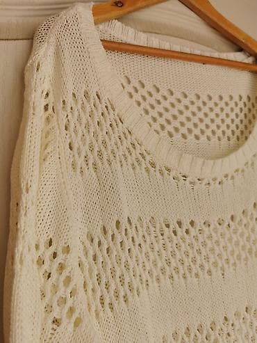 Beli pleteni džemper sa rupičastim (ažur) šarama u prugama. Širi na lalafo.rs — 1 Beli pleteni džemper sa rupičastim (ažur) šarama u prugama. Širi — 1