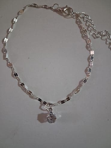 Srebrna narukvica sa priveskom – elegantan, nežan komad nakita za na lalafo.rs — 1 Srebrna narukvica sa priveskom – elegantan, nežan komad nakita za — 1