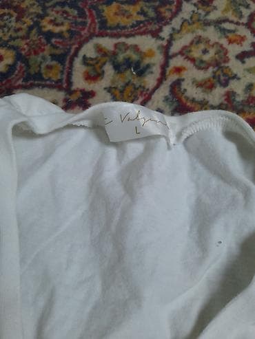 Bela ženska majica kratkih rukava sa V-izrezom. Na prednjoj levoj na lalafo.rs — 1 Bela ženska majica kratkih rukava sa V-izrezom. Na prednjoj levoj — 1