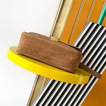 Torbica od brušene kože u boji karamele, sa prepoznatljivim metalnim na lalafo.rs — 4 Torbica od brušene kože u boji karamele, sa prepoznatljivim metalnim — 4