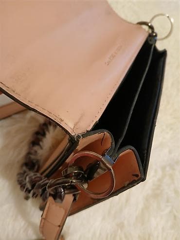 Charles & Keith ženska torba preko ramena u puder‑roze boji. - na lalafo.rs — 4 Charles & Keith ženska torba preko ramena u puder‑roze boji. - — 4