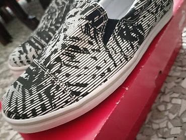Nove patike "Puma", broj 37.
Materijal- tekstil i guma at lalafo.rs — 7 Nove patike "Puma", broj 37.
Materijal- tekstil i guma — 7