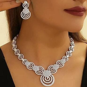 ✨Set nakita – ogrlica i minđuše✨
Cena:2350 din na lalafo.rs — 2 ✨Set nakita – ogrlica i minđuše✨
Cena:2350 din — 2