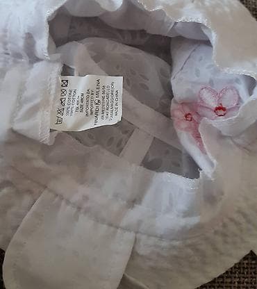 Bela pamučna dečja kapa sa obodom i vezom cveća - Materijal: 100% na lalafo.rs — 2 Bela pamučna dečja kapa sa obodom i vezom cveća - Materijal: 100% — 2