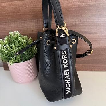 Original Michael Kors torba Nova,bez etikete Crna sa logom, drawstring na lalafo.rs — 2 Original Michael Kors torba Nova,bez etikete Crna sa logom, drawstring — 2