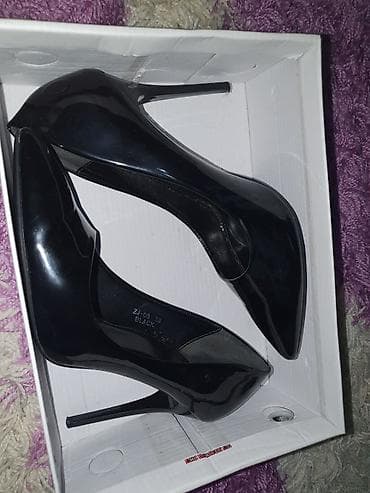 Crne lakovane ženske salonke sa visokom tankom štiklom. - Model na lalafo.rs — 1 Crne lakovane ženske salonke sa visokom tankom štiklom. - Model — 1