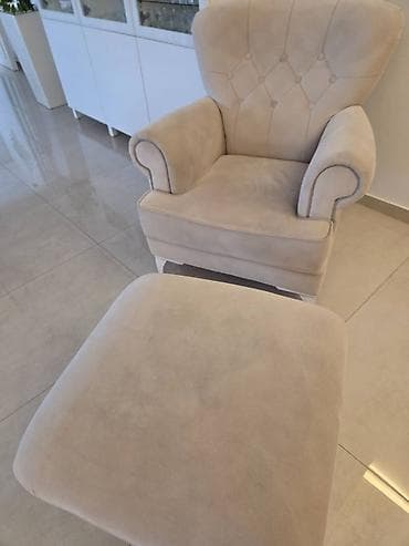 Fotelja sa tabureom – bež/šampanj ton Fotelja i tabure se prodaju u na lalafo.rs Fotelja sa tabureom – bež/šampanj ton Fotelja i tabure se prodaju u