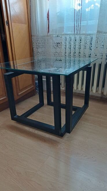 Klub sto od metala i stakla. Konstrukcija metalna, površina stola na lalafo.rs Klub sto od metala i stakla. Konstrukcija metalna, površina stola