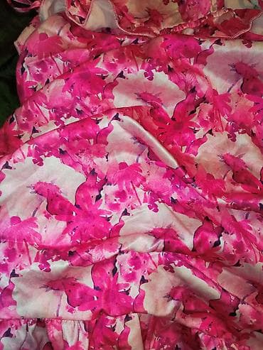 Midi uska letnja haljina na volane sa cvetnim printom - Model: midi na lalafo.rs Midi uska letnja haljina na volane sa cvetnim printom - Model: midi