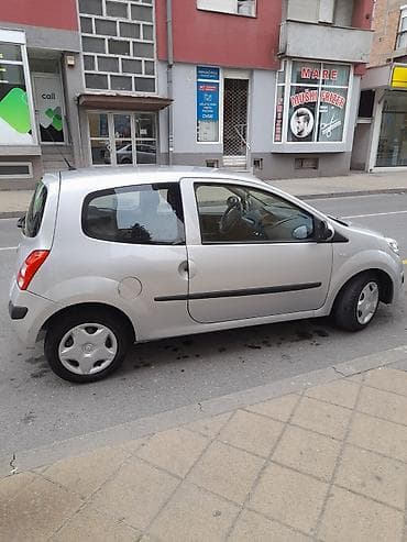 dve suknje po: Renault Twingo – gradski hečbek, 3 vrata, srebrna boja. Karoserija i na lalafo.rs — 3 dve suknje po: Renault Twingo – gradski hečbek, 3 vrata, srebrna boja. Karoserija i — 3