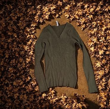 cista koza broj: Rebrasti džemper sa V-izrezom - Boja: maslinasto zelena - Kroj na lalafo.rs — 1 cista koza broj: Rebrasti džemper sa V-izrezom - Boja: maslinasto zelena - Kroj — 1