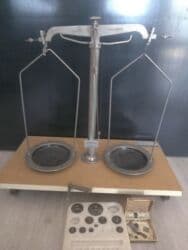 Dvokraka analitička/vaga na tegove sa kompletnim setom utega Opis: - na lalafo.rs Dvokraka analitička/vaga na tegove sa kompletnim setom utega Opis: -