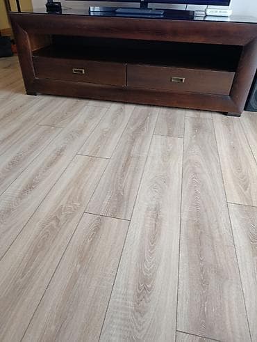 TV komoda od punog drveta, tamno braon finiš. - Dimenzije: široka na lalafo.rs — 2 TV komoda od punog drveta, tamno braon finiš. - Dimenzije: široka — 2