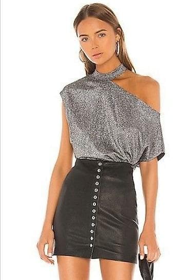 Majica sa okovratnikom na jedno rame sa elastinom. Dostupna samo u na lalafo.rs Majica sa okovratnikom na jedno rame sa elastinom. Dostupna samo u