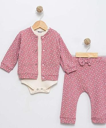 Trodeli set za bebu – kardigan, bodi i pantalone - Set uključuje na lalafo.rs Trodeli set za bebu – kardigan, bodi i pantalone - Set uključuje