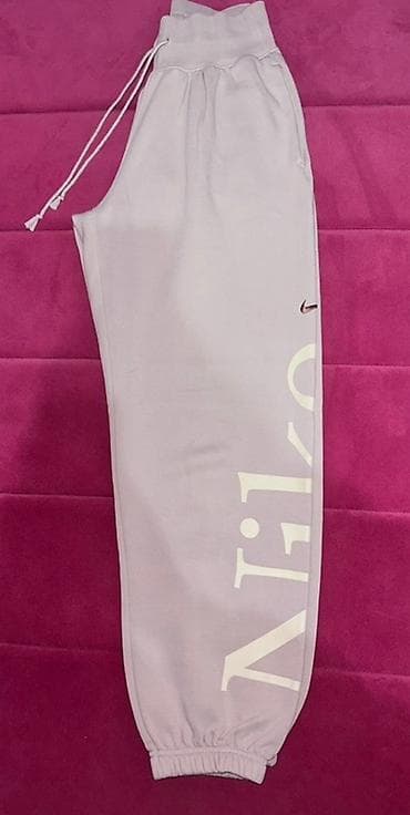 Nike ženske trenerke – model sa visokim strukom - Boja na lalafo.rs — 1 Nike ženske trenerke – model sa visokim strukom - Boja — 1
