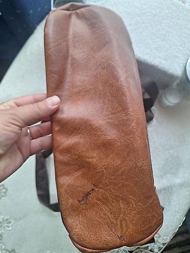 Uniseks ranac/torba od eko-kože u konjak braon boji sa tamno braon na lalafo.rs — 3 Uniseks ranac/torba od eko-kože u konjak braon boji sa tamno braon — 3