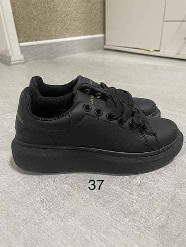 Crne ženske patike – broj 37 - Model: niske patike sa zadebljanim na lalafo.rs — 1 Crne ženske patike – broj 37 - Model: niske patike sa zadebljanim — 1