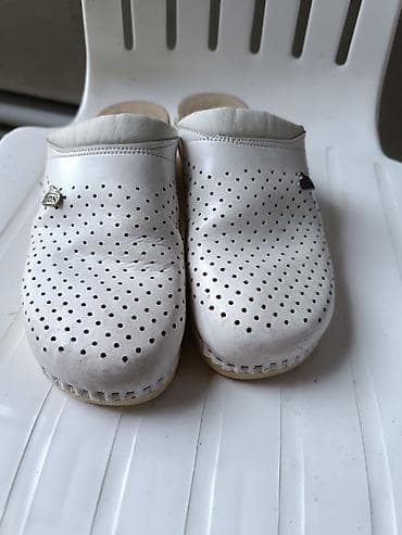 LEON medicinske klompe br.41 – bele, perforirane - Model: LEON at lalafo.rs — 3 LEON medicinske klompe br.41 – bele, perforirane - Model: LEON — 3