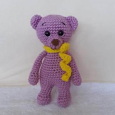 Heklani medvedić ljubičaste boje, ručno izrađen. Ima okrugle crne oči na lalafo.rs Heklani medvedić ljubičaste boje, ručno izrađen. Ima okrugle crne oči