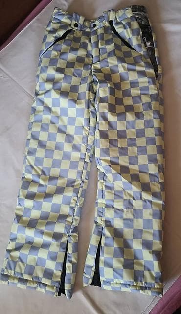 Veoma lepe i kvalitetne Zara ski pantalone, bez tregera. Veličina je na lalafo.rs Veoma lepe i kvalitetne Zara ski pantalone, bez tregera. Veličina je