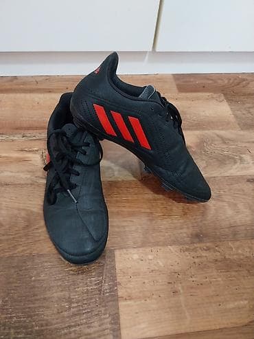 Fudbalske kopačke Adidas – crne sa crvenim prugama - Model sa na lalafo.rs Fudbalske kopačke Adidas – crne sa crvenim prugama - Model sa