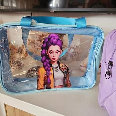 Unikatna K‑pop torbica/neseser – savršen dodatak za ljubitelje pop na lalafo.rs Unikatna K‑pop torbica/neseser – savršen dodatak za ljubitelje pop